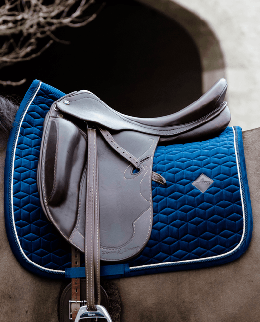 Dressurunderlag Basic Velvet fra Kentucky Horsewear - animondo.dk - 42589-32-DR-COB